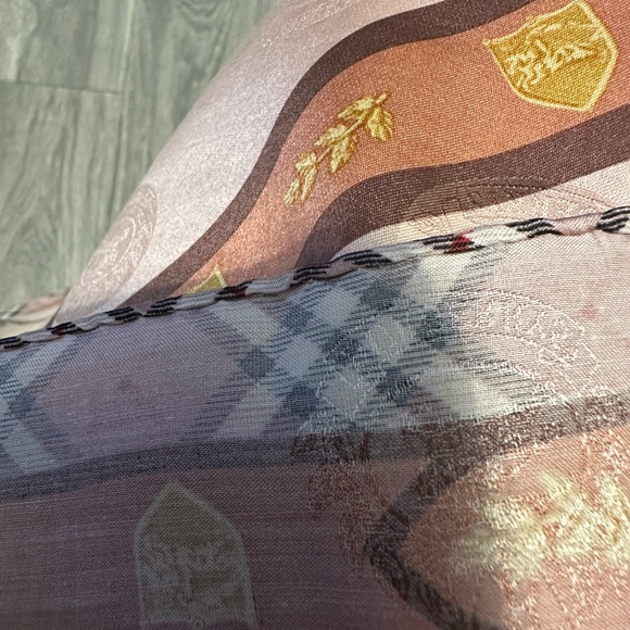 Burberry silk scarf very rare with hidden pattern comes with a free designer gif - Picture 7 of 8